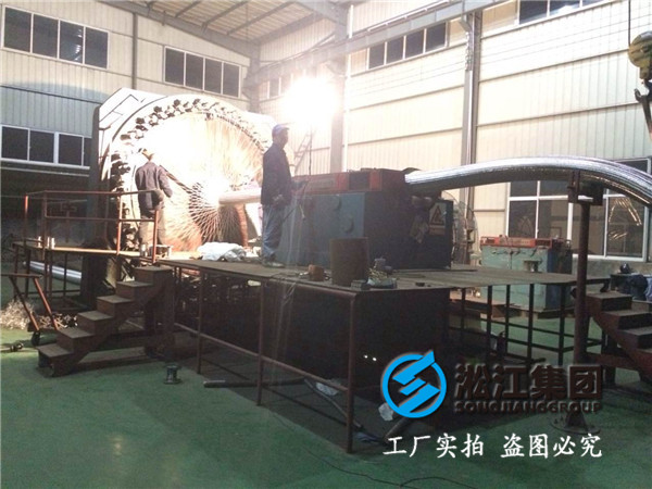 电气施工中金属软接头的安装条件及长度要求？