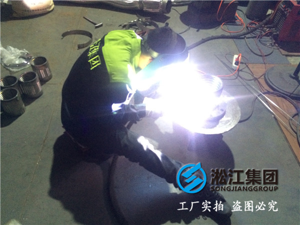 压缩机管路安装有误差，可否用金属软接头补给？