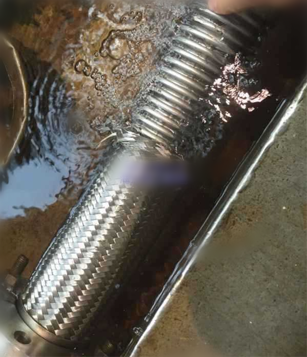 管线介质是醋酸跟水溶液 ，金属软接头材料应如何选用？