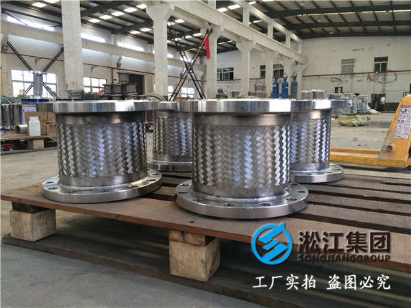 蒸馏釜放料到敞口铁桶采用金属软接头