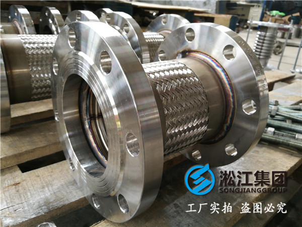 离心泵把汽油输送到储油罐,金属软接头连接