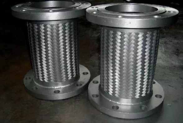 天然气压缩机出口工作压力5.0MPa,不适合用金属软接头