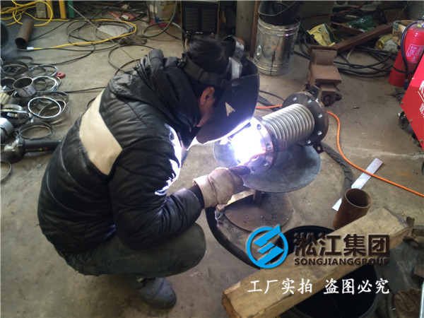 管道穿伸缩缝是用金属波纹管还是波纹金属软管补偿器