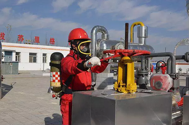 煤气增压泵金属软接头：组织开展应对冬季生产安全应急演练