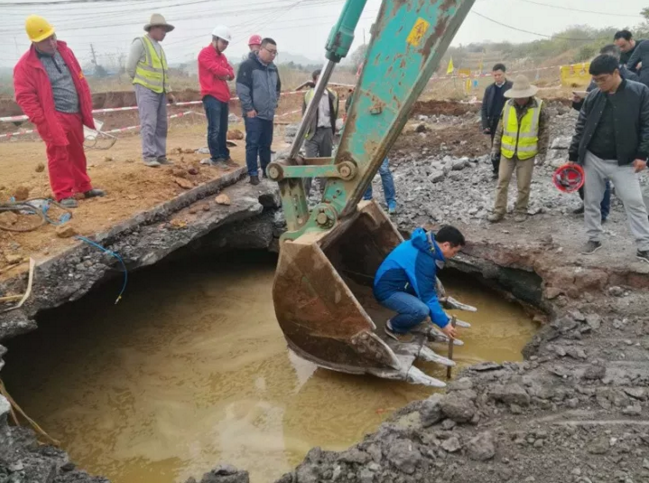 自吸增压泵金属软接头：披星戴月忙抢险 企地联动保安全