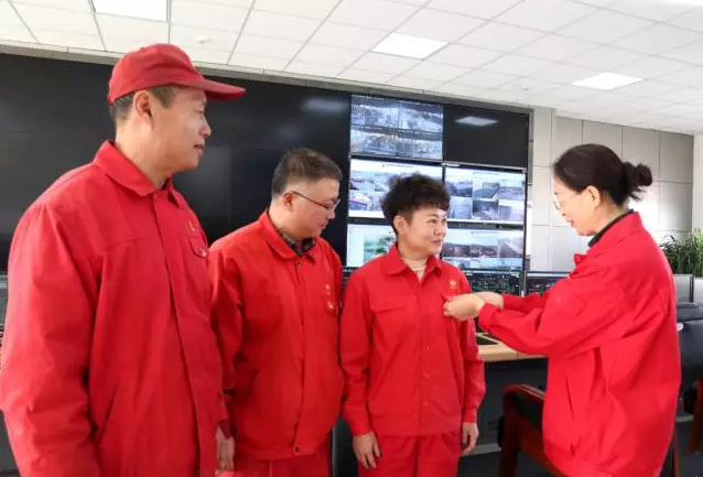 消防水泵金属软接头：佩戴党徽做表率 积.践行十九大