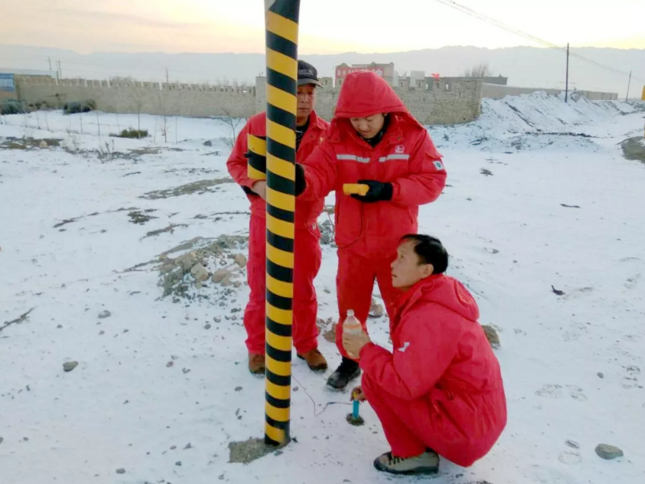 卧式多*消防泵金属软接头：冒雪完成阴保电位测试工作