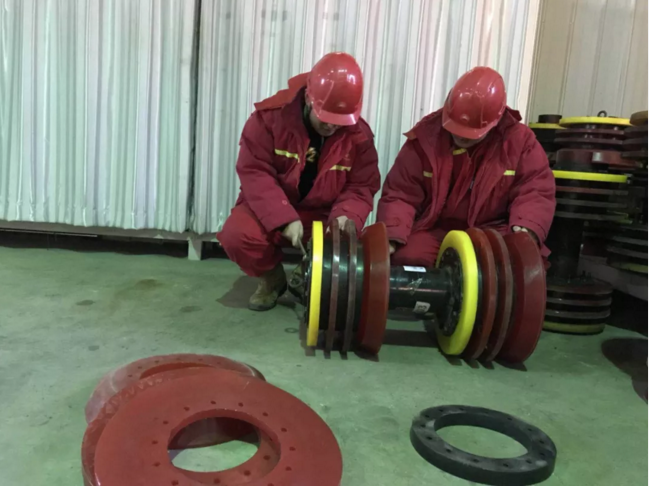 造纸厂用锅炉金属软接头：完成清管器的组装工作