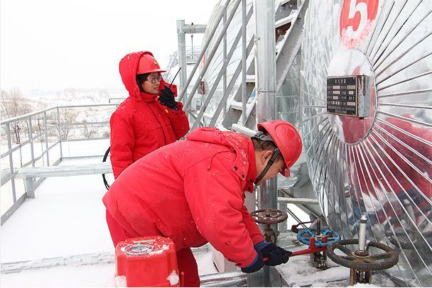 生物质*热锅炉金属软接头：全员积.应对低温降雪天气