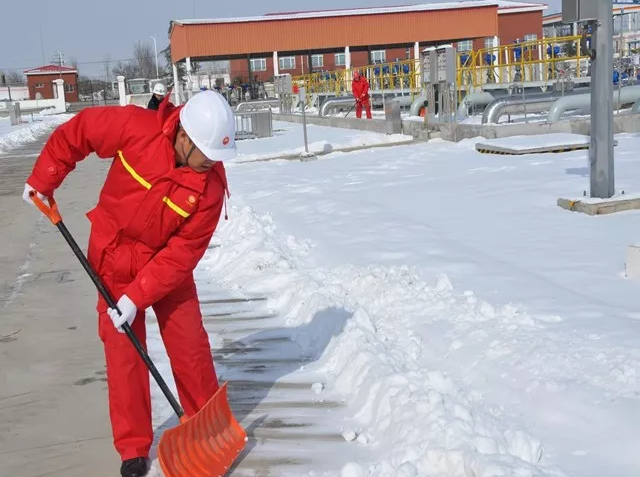 小区采暖锅炉金属软接头：及时除积雪保障输油生产